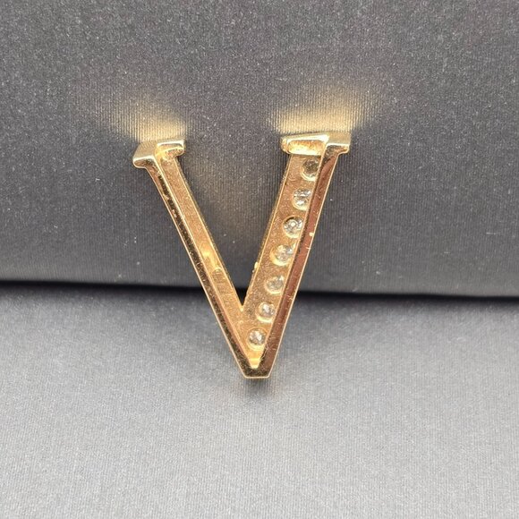 14K Plumb Yellow Gold “V” Initial Pendant Prong-Set Diamonds .625"x.5" 1.03g - Picture 2 of 9